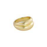 En guldring ligger isoleret på en hvid baggrund. Ringen har en bred, skulpturel form med en rille, der deler den i to sektioner.