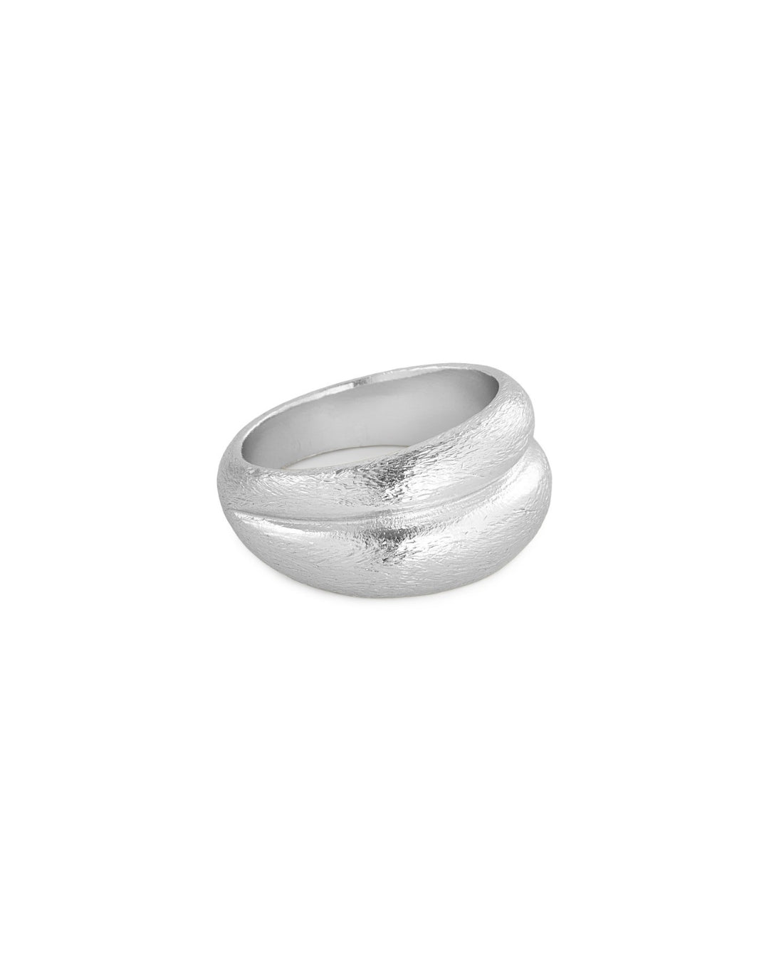 En sølvfarvet ring hviler på en hvid baggrund. Ringen har en tekstureret overflade og en unik, organisk form.