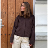 Modelfoto af pige i brun Allie ruskinds jakke og beigefarvede Arianna jeans. Alt er fra BySofieSønderby