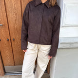 Modelfoto af pige i brun Allie ruskinds jakke og beigefarvede Arianna jeans. Alt er fra BySofieSønderby