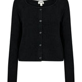 En sort cardigan med lange ærmer og ribbet tekstur. Den har knapper foran og et mærke med teksten "soaked" ved halsen. Baggrunden er ensfarvet hvid.