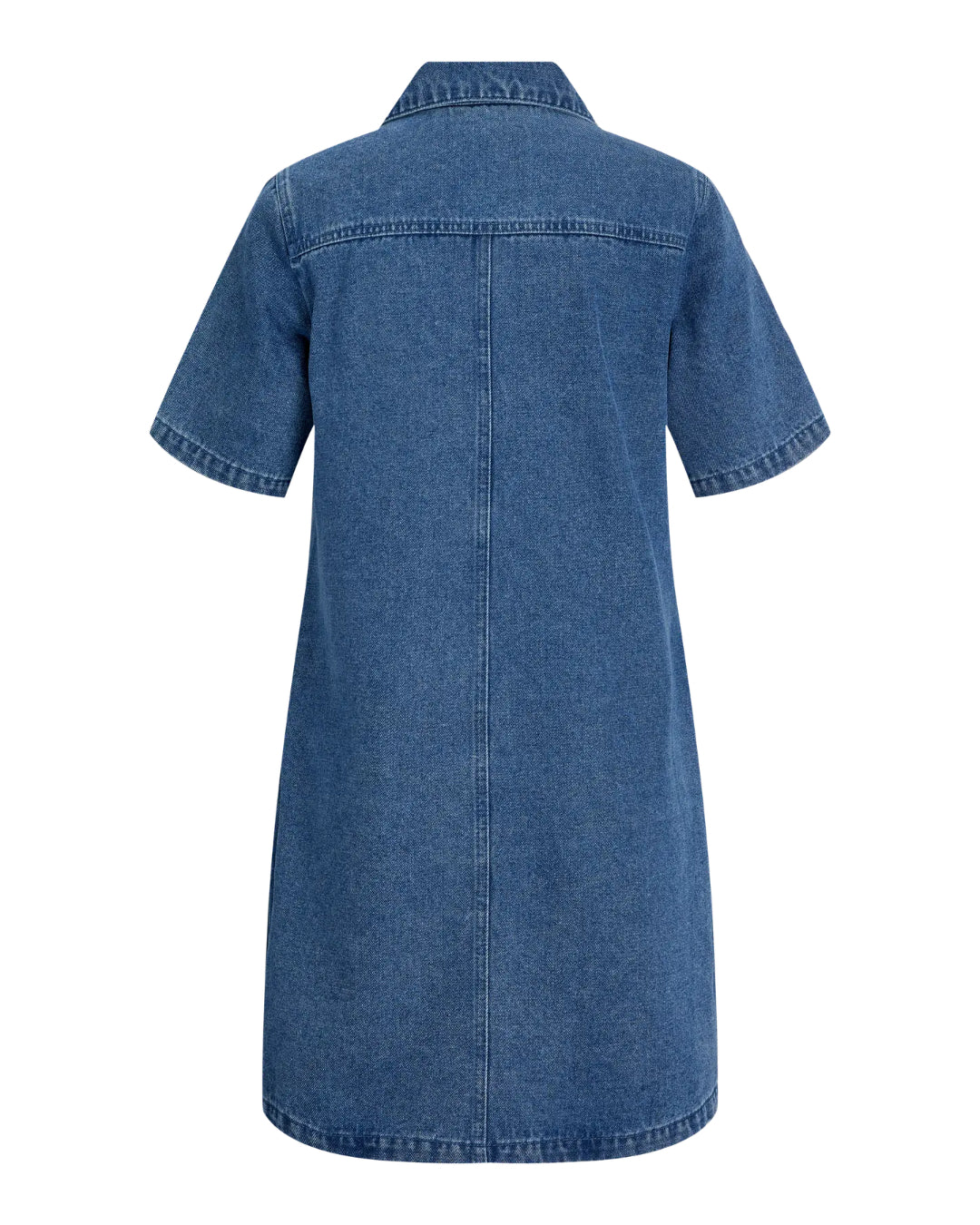 Cowboykjole med korte ærmer hænger. Stoffet er blå denim, og kjolen har en krave. Den vises mod en hvid baggrund.