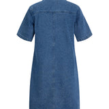 Cowboykjole med korte ærmer hænger. Stoffet er blå denim, og kjolen har en krave. Den vises mod en hvid baggrund.