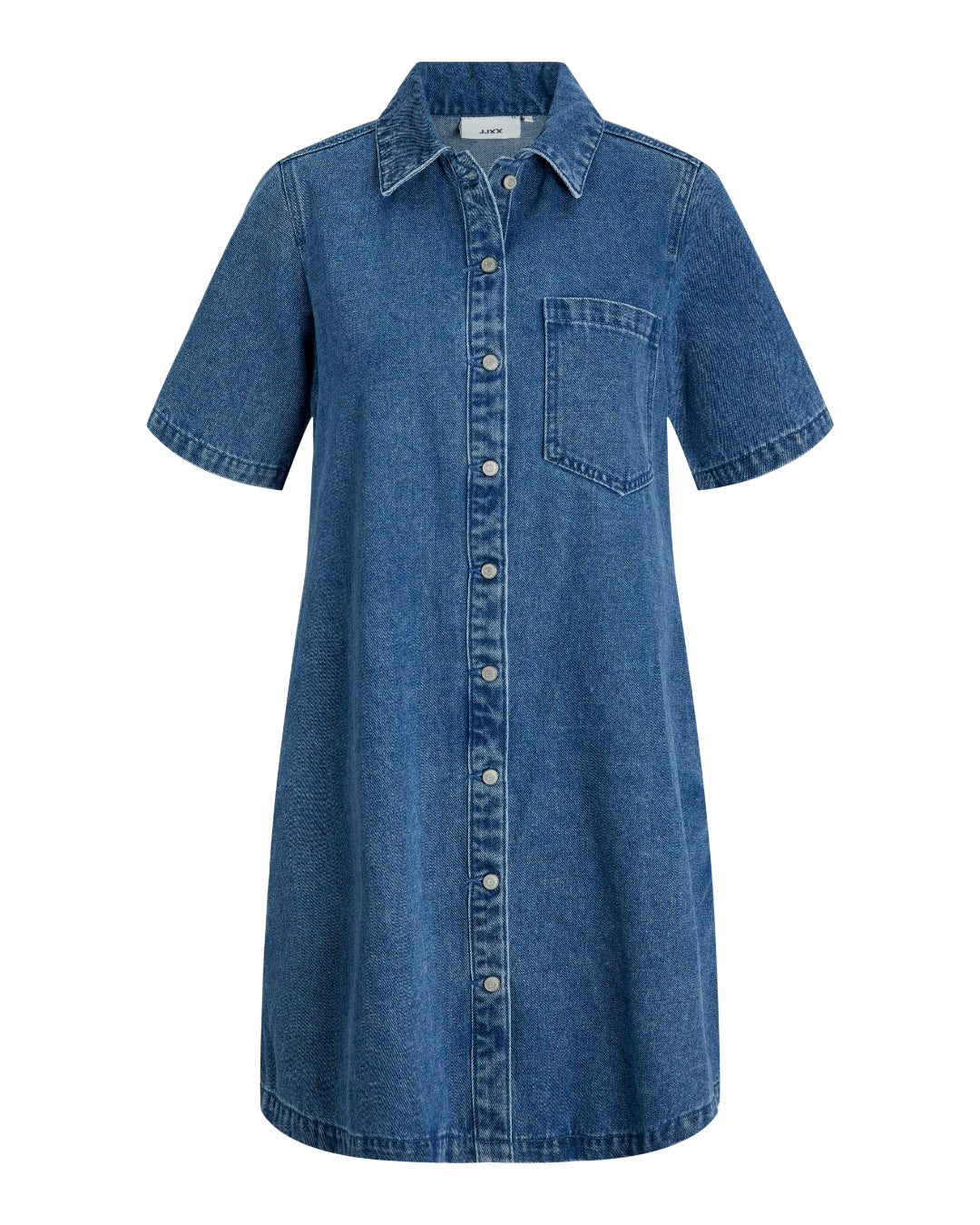 En denimkjole med korte ærmer og en knaplukning i midten. Den har en brystlomme, og mærket "AJXX" er synligt på en label ved kraven.