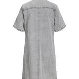 En grå denimjakke med korte ærmer ses fra bagsiden. Den har en lige søm i ryggen og er uden synlige detaljer. Enkel hvid baggrund.