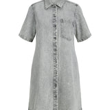Denimkjole med korte ærmer og en enkelt brystlomme, set forfra. Kjolen har knaplukning langs forsiden og er grålig i farven. Baggrunden er hvid.