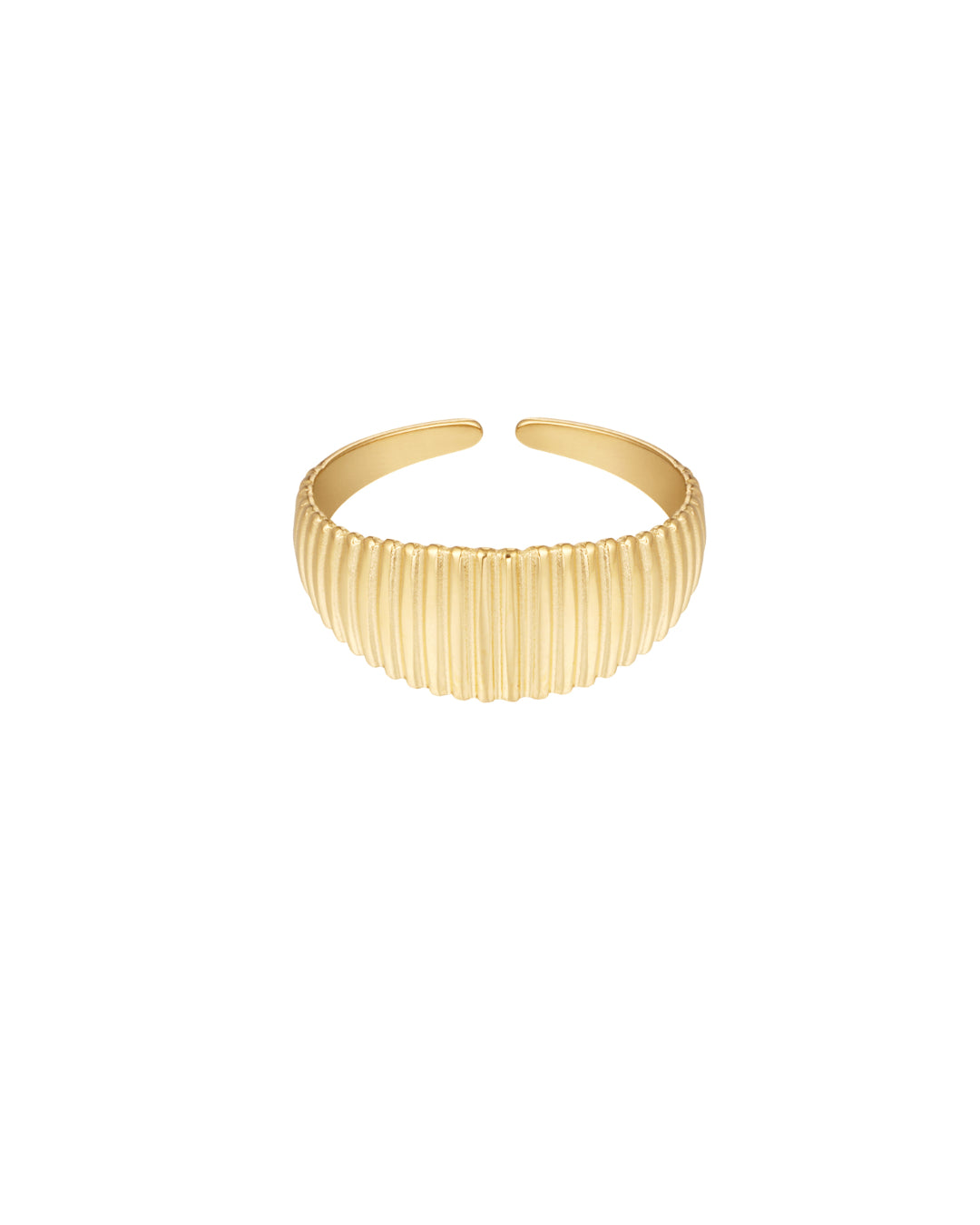 Guldfarvet armring hviler stille mod en ensfarvet baggrund. Den har en rillet overflade for tekstur og et åbent design uden lås.