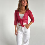 Modelfoto af pige som bærer en Arabella bluse i rød, samt et par hvide jeans. Alt fra By Sofie Sønderby
