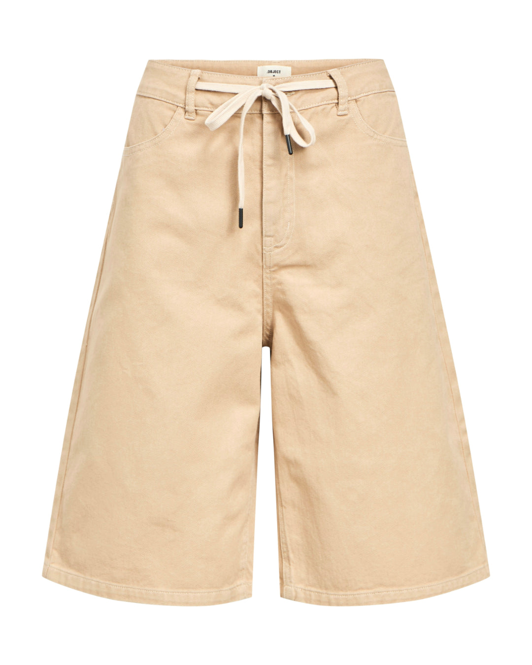 Beige shorts med snøre i taljen hænger stille. De har lommer og bæltestropper, og mærket "OBJECT" er synligt på et label. Baggrunden er enkel og hvid.
