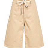 Beige shorts med snøre i taljen hænger stille. De har lommer og bæltestropper, og mærket "OBJECT" er synligt på et label. Baggrunden er enkel og hvid.