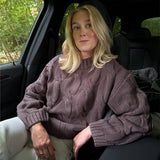 Modelfoto af pige i en brun Bay striktrøje og hvide Nanna jeans. Alt er fra BySofieSønderby