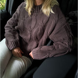 Modelfoto af pige i en brun Bay striktrøje og hvide Nanna jeans. Alt er fra BySofieSønderby
