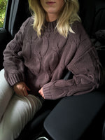 Modelfoto af pige i en brun Bay striktrøje og hvide Nanna jeans. Alt er fra BySofieSønderby