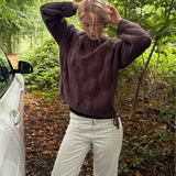 Modelfoto af pige i en brun Bay striktrøje og hvide Nanna jeans. Alt er fra BySofieSønderby