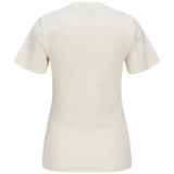 En hvid T-shirt viser bagsiden, uden tryk eller mønster, hængende mod en ensfarvet, lys baggrund.