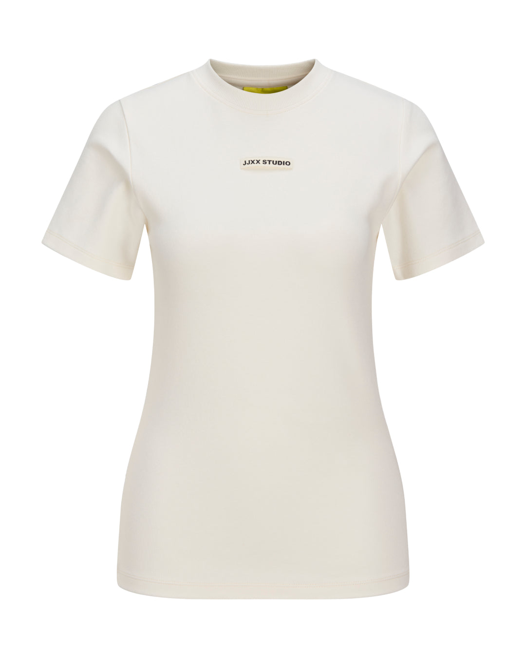 En hvid T-shirt med teksten "JJXX STUDIO" trykt på brystet. Den har korte ærmer og ses mod en hvid baggrund.