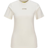 En hvid T-shirt med teksten "JJXX STUDIO" trykt på brystet. Den har korte ærmer og ses mod en hvid baggrund.