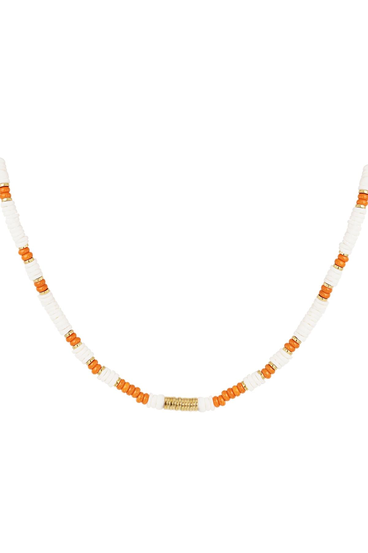 Halskæde af perler, vekslende mellem hvide og orange farver, med en lille guld detalje i midten. Ligger mod en simpel hvid baggrund.