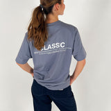 Pige bærer grå CLASSIC t-shirt fra BySofieSønderby