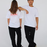 To personer iført hvide T-shirts og sorte bukser står sammen; den ene vender ryggen til med teksten "CLASSIC" på ryggen, den anden læner armen over den første i en neutral indstilling.
