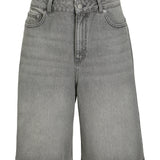 Grå denimshorts står i front, med en lukket knap og lynlås, omgivet af en hvid baggrund. Øverst ses mærket "JJXX".