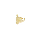 Guldring med uregelmæssigt, tekstureret design; står alene på en hvid baggrund, fremhæver dets elegante, skulpturelle form og skinnende overflade.