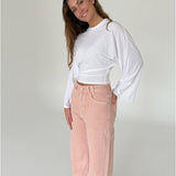 Modelfoto af pige med ESTHER waisted bluse, hvid og LORETTA jeans, lyserød - begge fra fra BySofieSønderby
