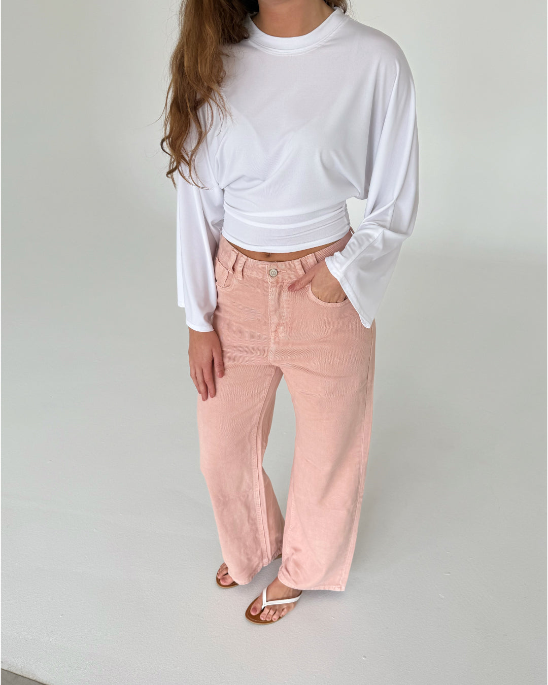 Modelfoto af pige med ESTHER waisted bluse, hvid og LORETTA jeans, lyserød - begge fra fra BySofieSønderby