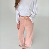 Modelfoto af pige med ESTHER waisted bluse, hvid og LORETTA jeans, lyserød - begge fra fra BySofieSønderby