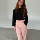 Modelfoto af pige med ESTHER waisted bluse, sort og LORETTA jeans, lyserød - begge fra fra BySofieSønderby