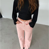 Modelfoto af pige med ESTHER waisted bluse, sort og LORETTA jeans, lyserød - begge fra fra BySofieSønderby