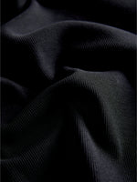 Detaljefoto af sort Fifi boatneck bluse. Fra BySofieSønderby