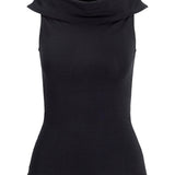 Sort ærmeløs top med høj krave, der står op. Baggrunden er hvid og simpel.