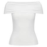 Hvid top uden ærmer med off-shoulder design, ligger fladt i et neutralt studieindstilling uden tekst eller ekstra dekorationer.