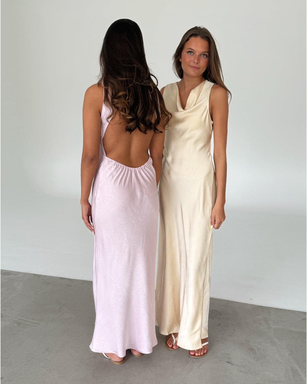 Modelfoto af piger i HARRIET kjole, lysegul og HARRIET kjole, lyserød - fra BySofieSønderby