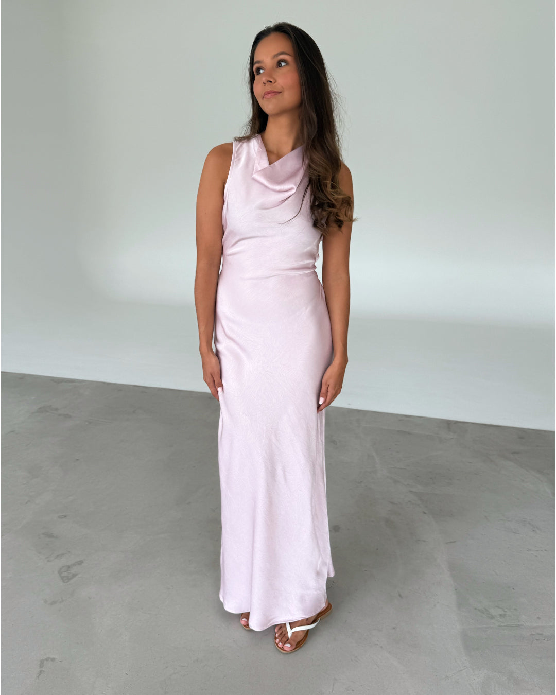 Modelfoto af pige i HARRIET kjole, lyserød - fra BySofieSønderby