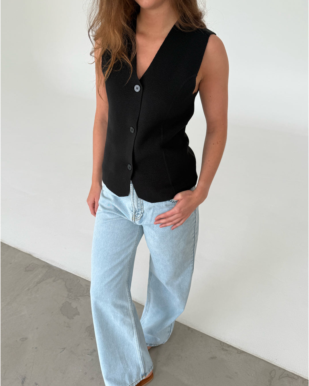Modelfoto af pige med HAVEN top, sort og NANNA jeans, lyseblå - begge fra BySofieSønderby