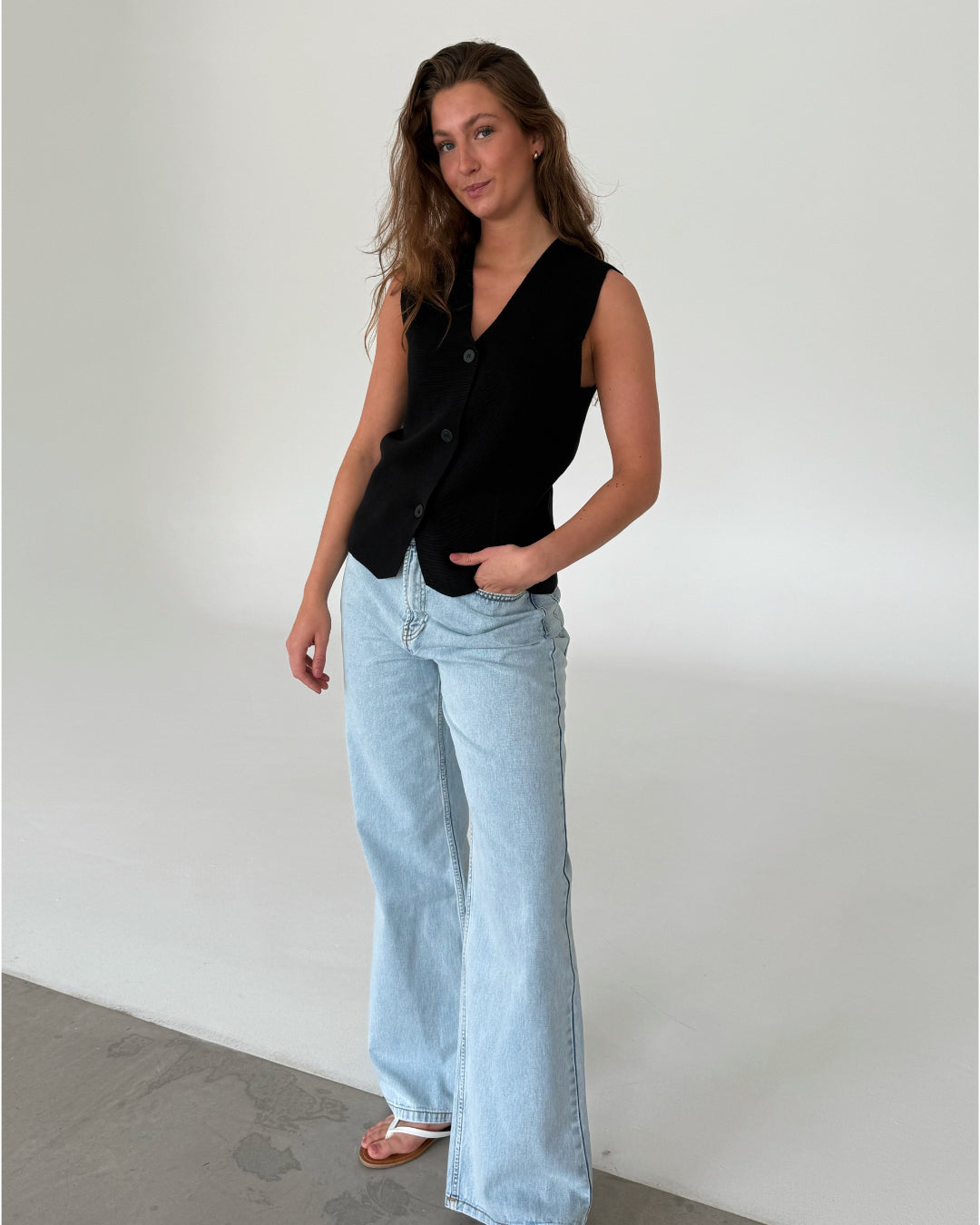 Modelfoto af pige med HAVEN top, sort og NANNA jeans, lyseblå - begge fra BySofieSønderby