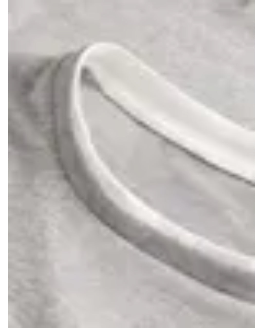 Detaljefoto af en Henna t-shirt i lysgrå med hvid kant. Fra BySofieSønderby