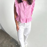 Modelfoto af pige som bærer Hope Cilie top i lyserød, samt et par hvide Nanna jeans. Alt fra By Sofie Sønderby