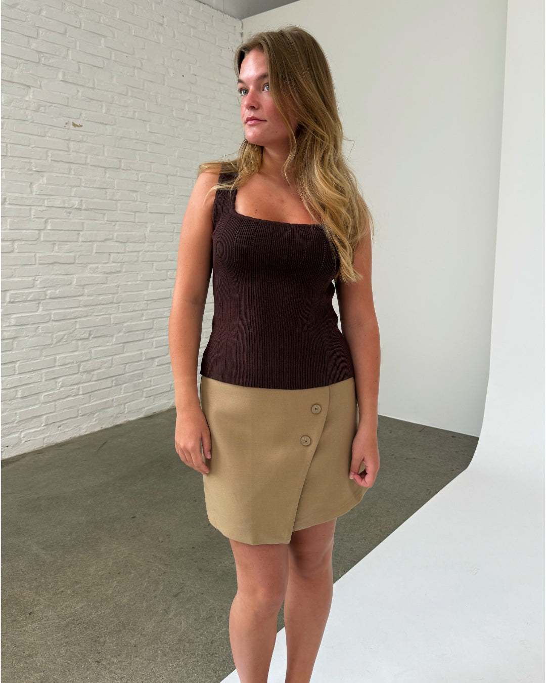 Modelfoto af pige iklædt JANELLE top brun og NOAH nederdel, sand - begge fra BySofieSønderby