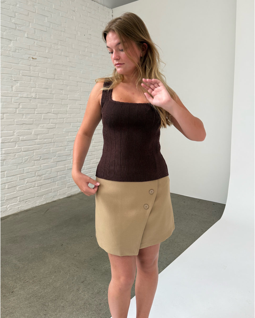 Modelfoto af pige iklædt JANELLE top brun og NOAH nederdel, sand - begge fra BySofieSønderby