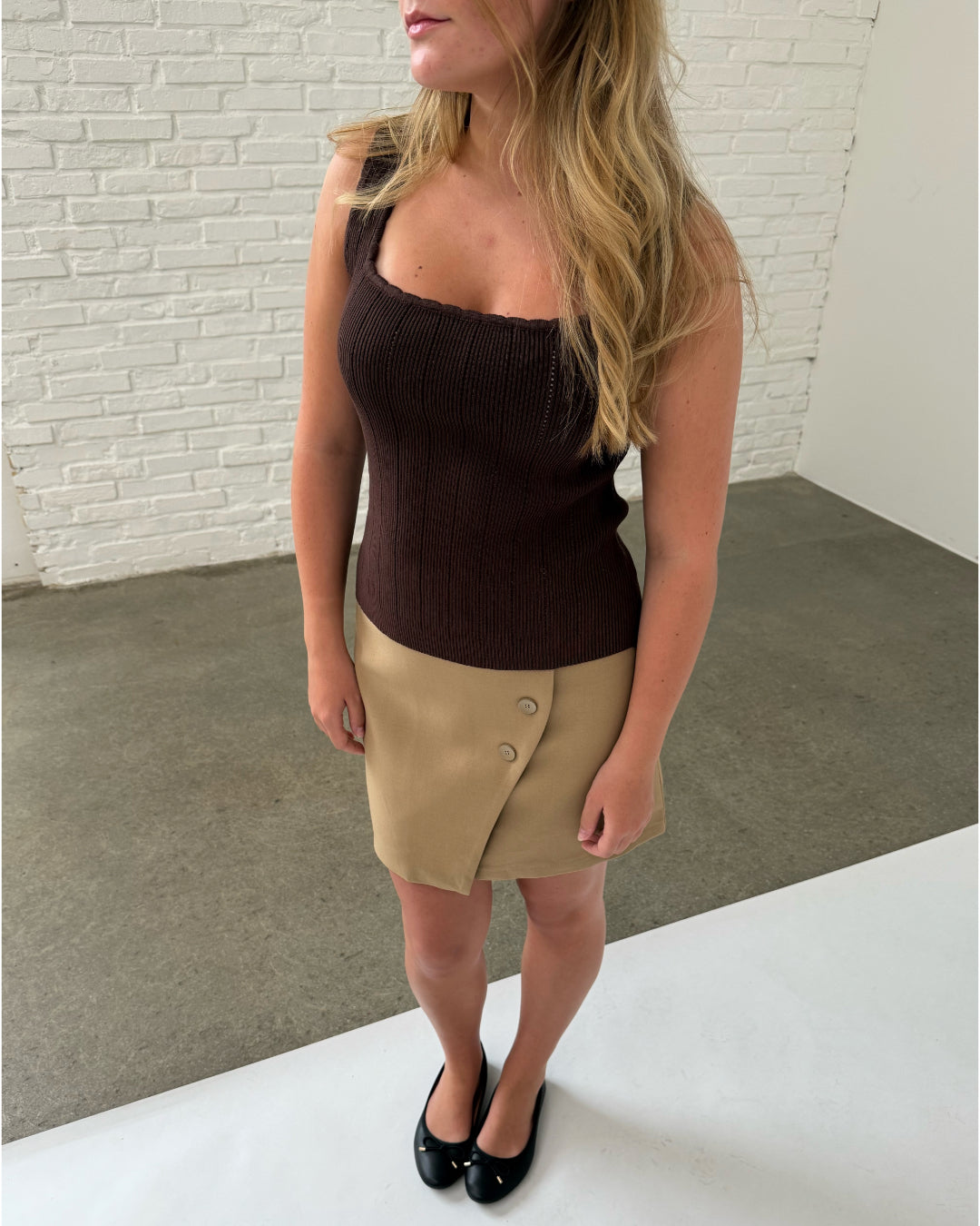 Modelfoto af pige iklædt JANELLE top brun og NOAH nederdel, sand - begge fra BySofieSønderby