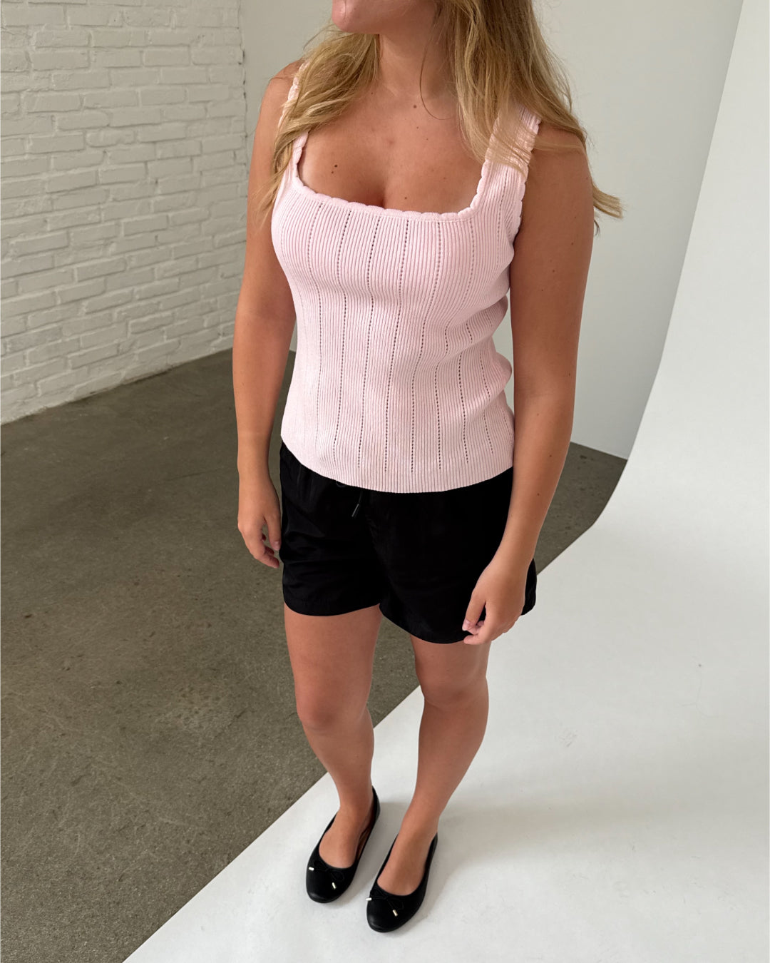 Modelfoto af pige iklædt JANELLE top, lyserød og LANA shorts, sort - begge fra BySofieSønderby
