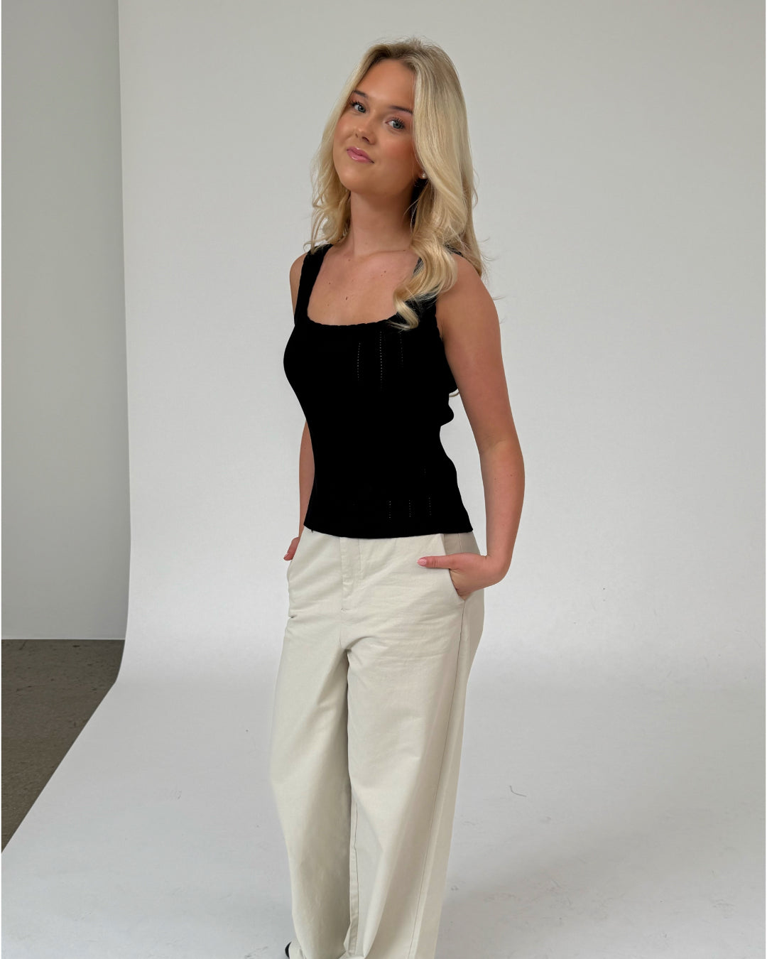 Modelfoto af pige iklædt JANELLE top sort og YALE bukser, creme - begge fra BySofieSønderby