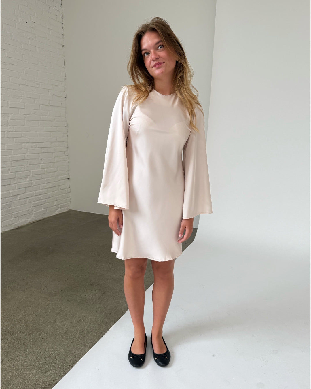 Modelfoto af pige iklædt JENNA kjole creme - fra ySofieSønderby