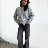 Modelfoto af pige i grå Josie striktrøje, og grå Nanna jeans. Alt er fra BySofieSønderby