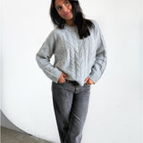 Modelfoto af pige i grå Josie striktrøje, og grå Nanna jeans. Alt er fra BySofieSønderby