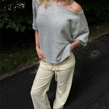 Modelfoto af pige i grå Karsyn wideneck t-shirt og cremefarvede Adrianna jeans. Alt er fra BySofieSønderby