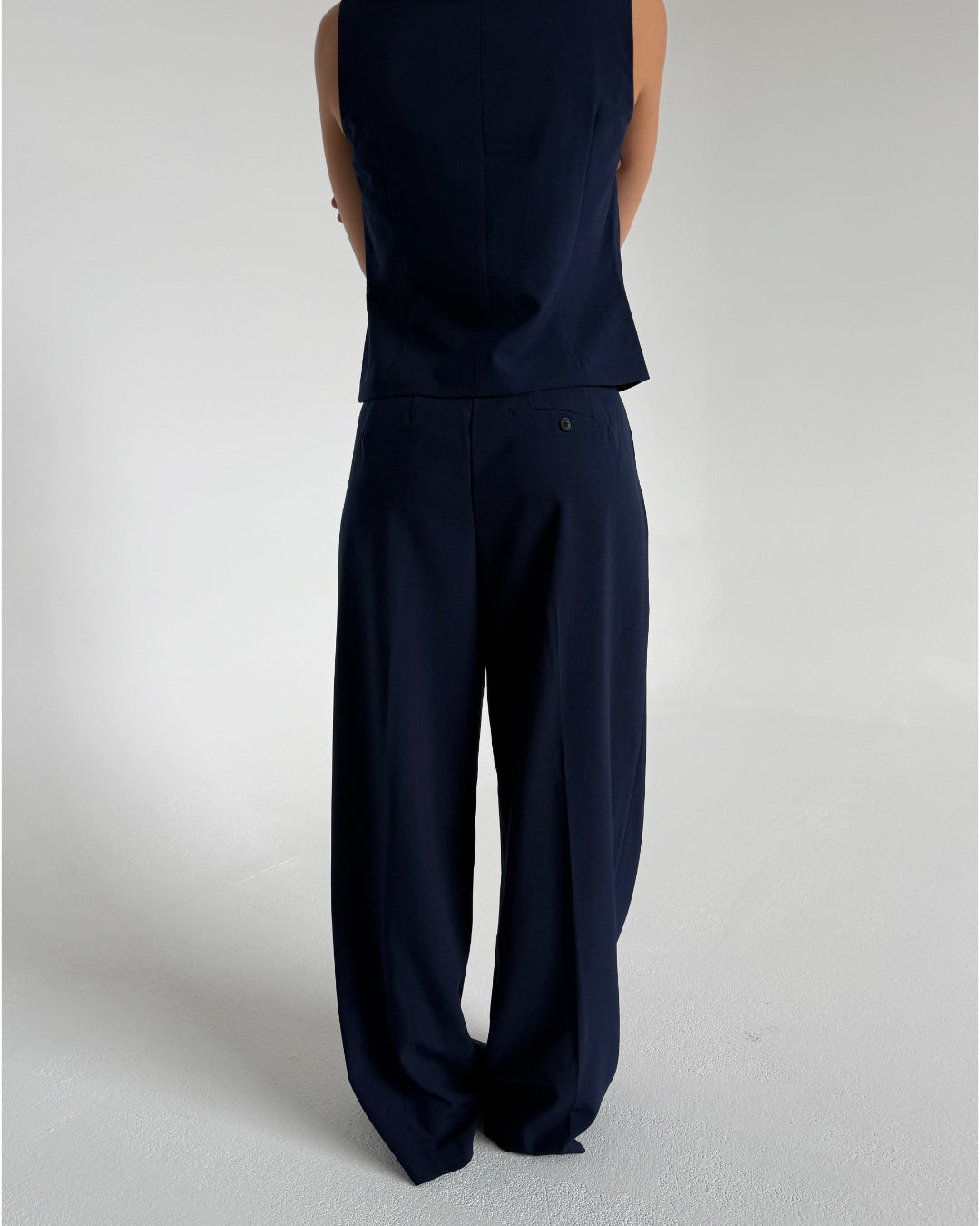 Modelfoto af pige som bærer Kate bukser i Navy, samt Kate top. Alt fra By Sofie Sønderby